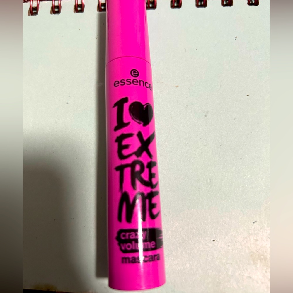 Sealed brand new “I ❤️ Extreme crazy volume mascara” by essence